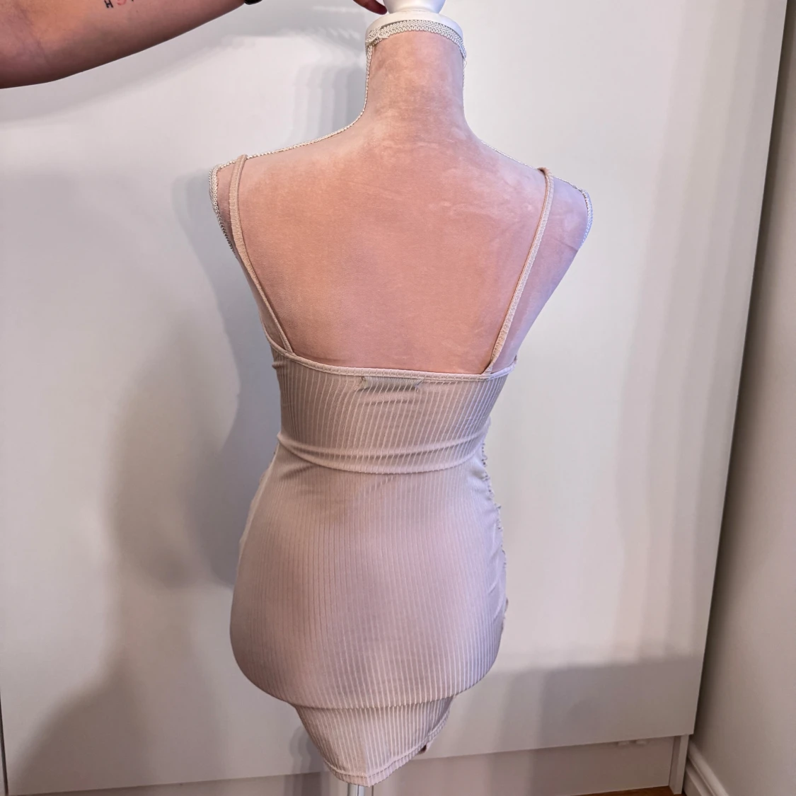 Beige ribbad kortklänning med knyt - 1