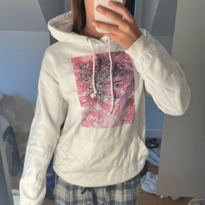 Vit hoodie med konstnärligt tryck - Vit hoodie från the cool elephant 