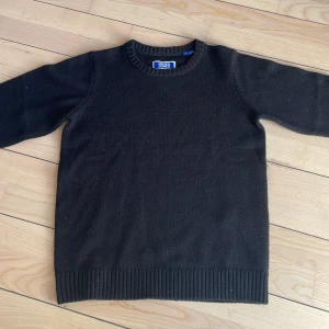 Jack & jones stickad tröja - Säljer denna fett snygga stickad tröja från Jack & jones. Användt denna cirka 20 gånger kanske och har inga defekter, hål eller något sådant. Nypris vet inte men om jag får gissa 400-500.