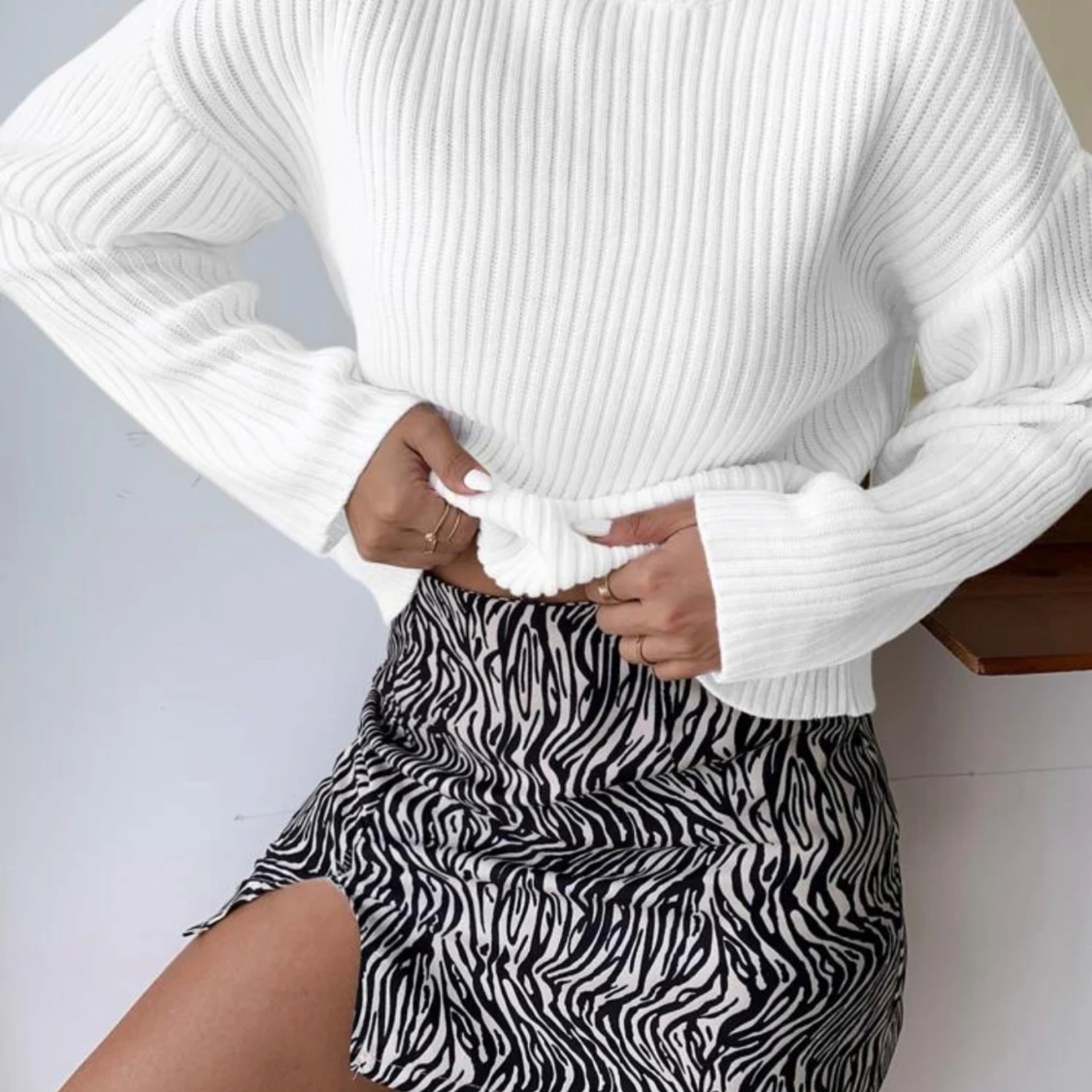 Vit ribbad stickad tröja