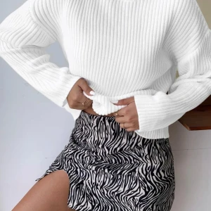 Vit ribbad stickad tröja - Säljer en vit stickad tröja med ribbad struktur och rund hals. Tröjan har långärmade ärmar och en loose passform som ger en chill vibe. Perfekt att matcha med jeans eller kjol för en clean look. Materialet är mjukt och känns skönt mot huden. Varm tröja, perfekt till hösten. Obs ej lika vit som på bilden, se andra bilder :)