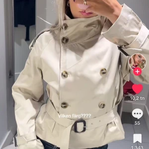 Beige trenchcoat med bälte hm - Snygg beige trenchcoat med dubbelknäppning, högt krage och bälte i midjan. Perfekt nu till hösten. Storlek M men skulle säga att den passar xs-m