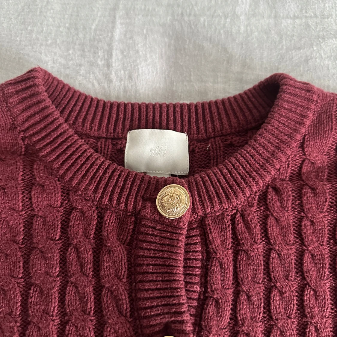 vinröd tröja/kofta med guld detaljer  - 2