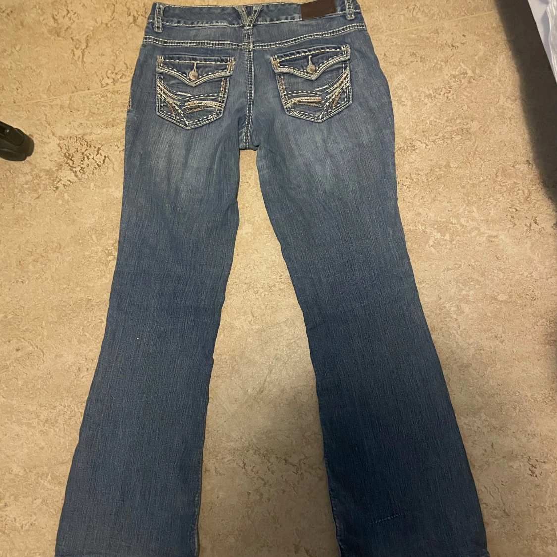 Blå jeans med broderade bakfickor bootcut lågmidjade 