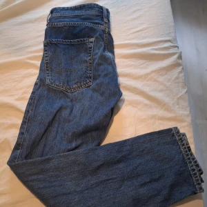 Jack & Jones Loose Jeans 28/30 - Säljer ett par blå jeans från Jack & Jones i modellen Loose Chris. De har en loose passform, klassisk femficksdesign och raka ben. Jeansen är tillverkade i bomull och har snygga kontrastsömmar. Perfekta för en avslappnad och trendig look. Sitter som slim jeans gör🙌🏼 