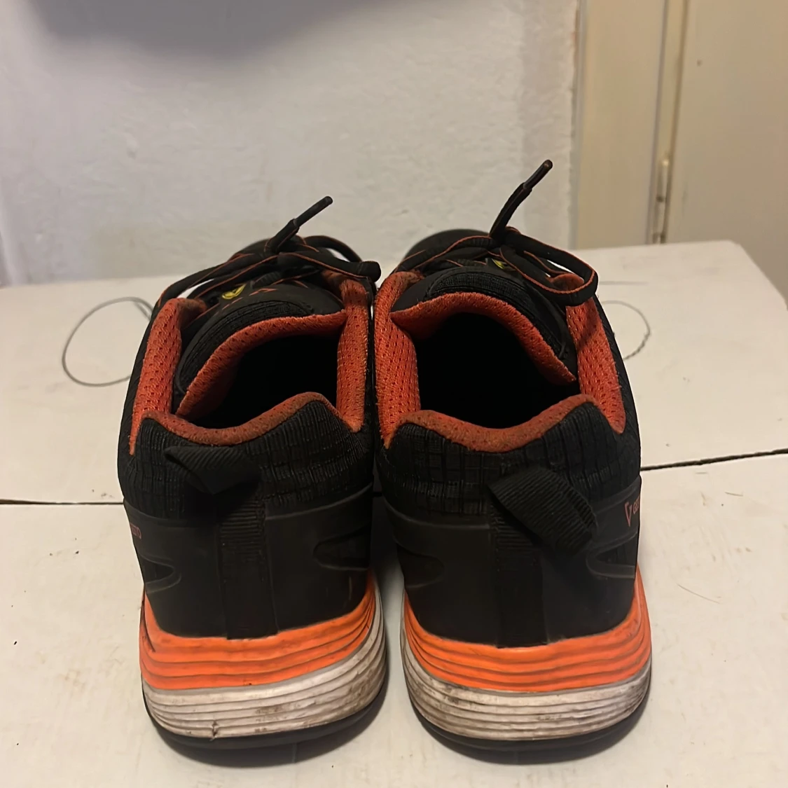 Svarta och orange sneakers från Gesto - 3