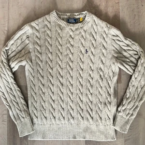 Polo Ralph Lauren cable knit sweater - helt ny och aldrig använd polo cable knit. Inda defekter. Skriv vid frågor eller ifall ni vill ha mer bilder ☺️