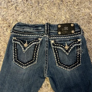 Miss Me bootcut jeans med broderi - Miss me bootcut jeans med snygga fickor och sömmar.