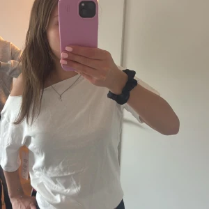 Vit offshoulder t-shirt från Nelly, priset går att diskutera! - Vit t-shirt från Nelly med offshoulder-design och avslappnad passform. T-shirten har trekvartsärm och är gjord i mjuk bomull, perfekt för en chill och stilren look. Enkel att matcha med jeans eller kjol.