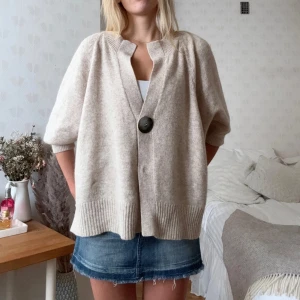Beige kofta / poncho - Den mysigaste koftan!! Stor poncho-liknande modell, perfekt i höst💕💕💕
