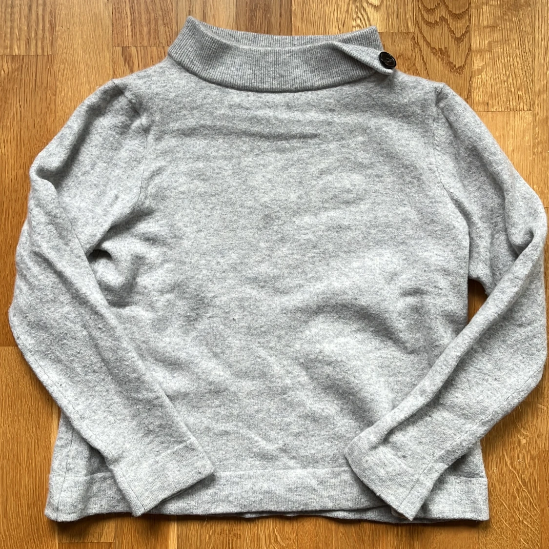 Ljusgrå polotröja från Hobbs - 1