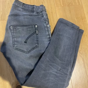 Dondup - Säljer dessa feta dondup i stilren grå färg. Bra skick. Hör av er vid minsta fråga🙌