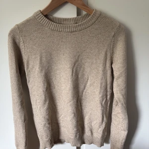 Beige stickad tröja från Vila - Enkel och stilren beige stickad tröja från VILA i storlek XS. I gott skick. 