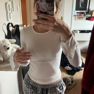 Långärmad med slits - Slits i slutet vid ärmarma, storlek XXS, aldrig använd, från Gina Tricot