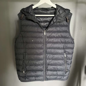 Massimo dutti väst - Väldigt snygg Massimo dutti väst, ena fickans dragkedja är sönder och de finns ett litet hål, se bild. Storlek S, modellen är 182.