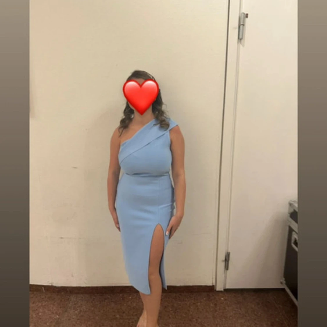 Ljusblå oneshoulder klänning med slits