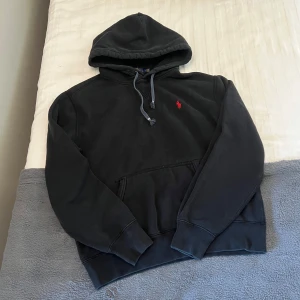 Ralph Lauren Hoodie - Säljer denna Ralph Lauren hoodie i bra skick. Hoodien är i storlek M