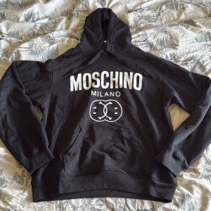 Moschino Tröja - Moschino Hoodie som aldrig blivit använd. Aldrig tvättad, bara vädrat den. Väldigt stor i storleken. Pris kan diskuteras.
