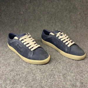 Blåa Saint Laurent skor  - Saint Laurent skor i den snyggaste och mest  eftertraktade modellen med blå mocka. Storlek 41, skick 9/10 väldigt sparsamt använda✅. Endast skorna medföljer, hör av er vid funderingar🙌