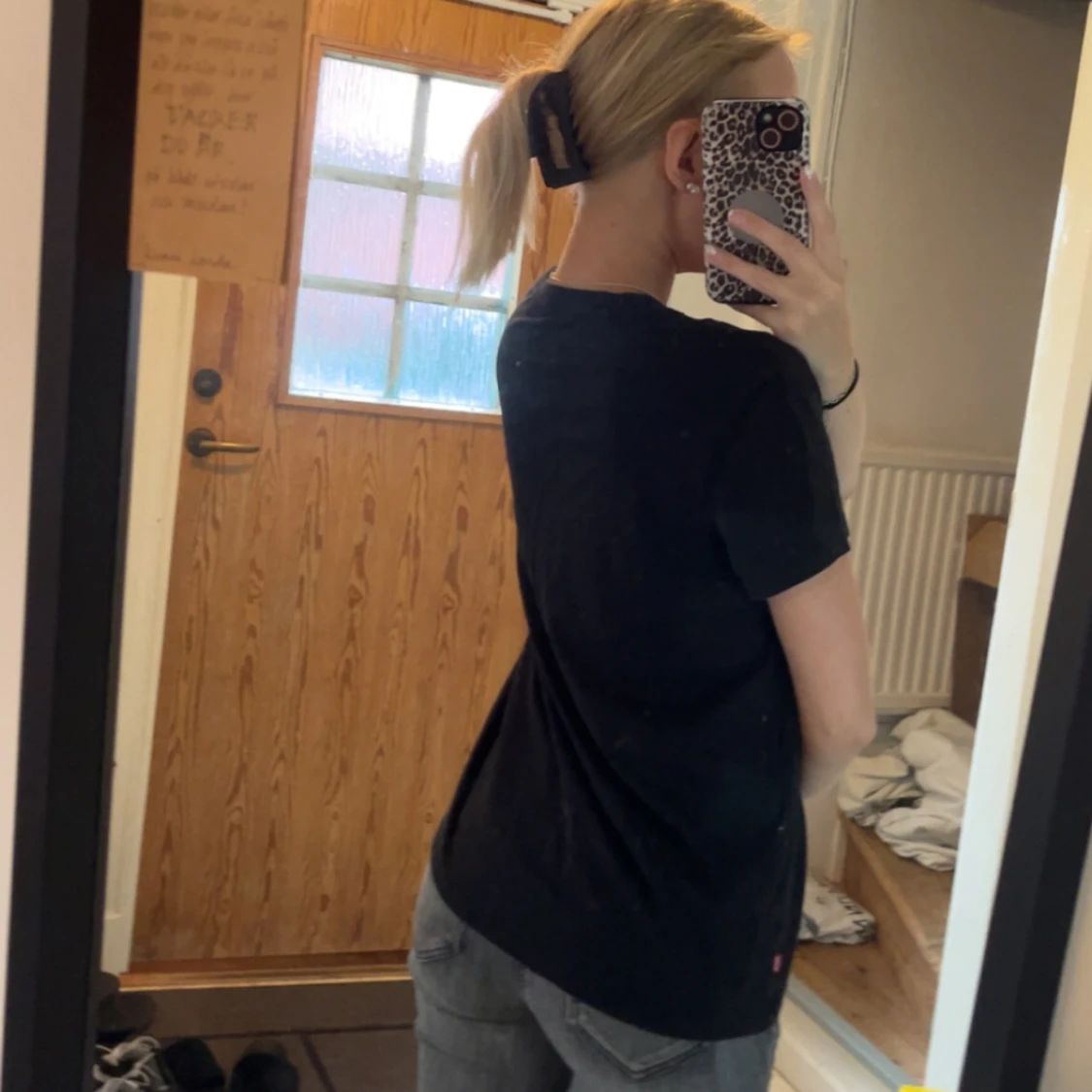 Svart Levi's t-shirt med röd logga - 1