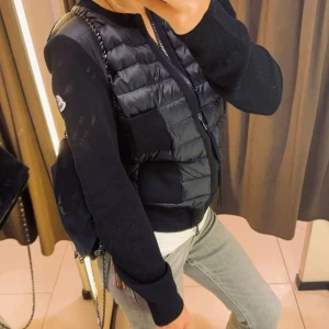 Moncler Cardigan - Hej, jag säljer nu min moncler cardigan då jag håller på att spara ihop till en moncler maya till vintern. Nypris över 10 tusen. Sparasamt använd, fortfarande i nyskick 💕🫶