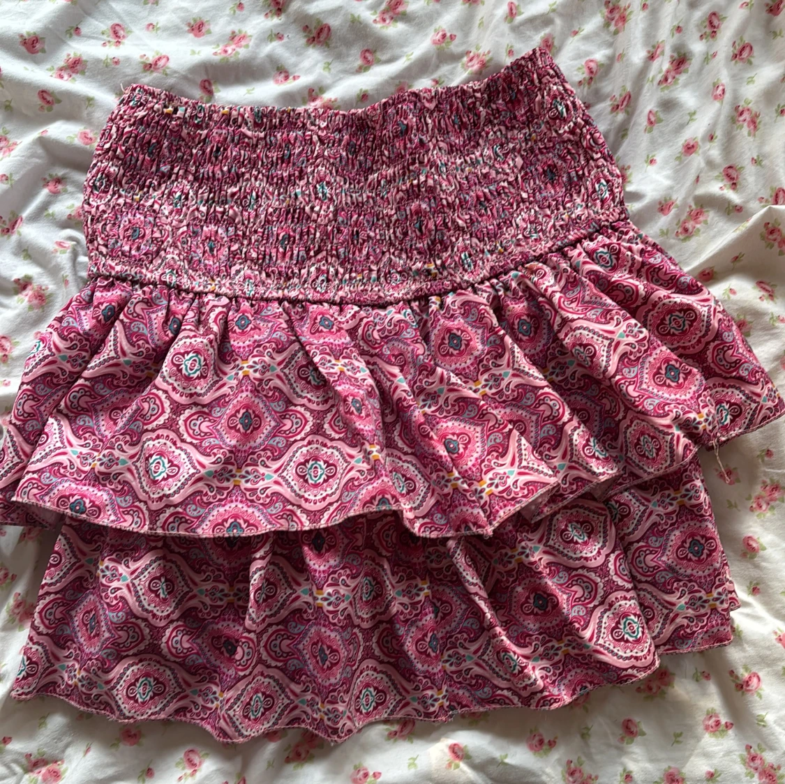 Rosa volangkjol med mönster