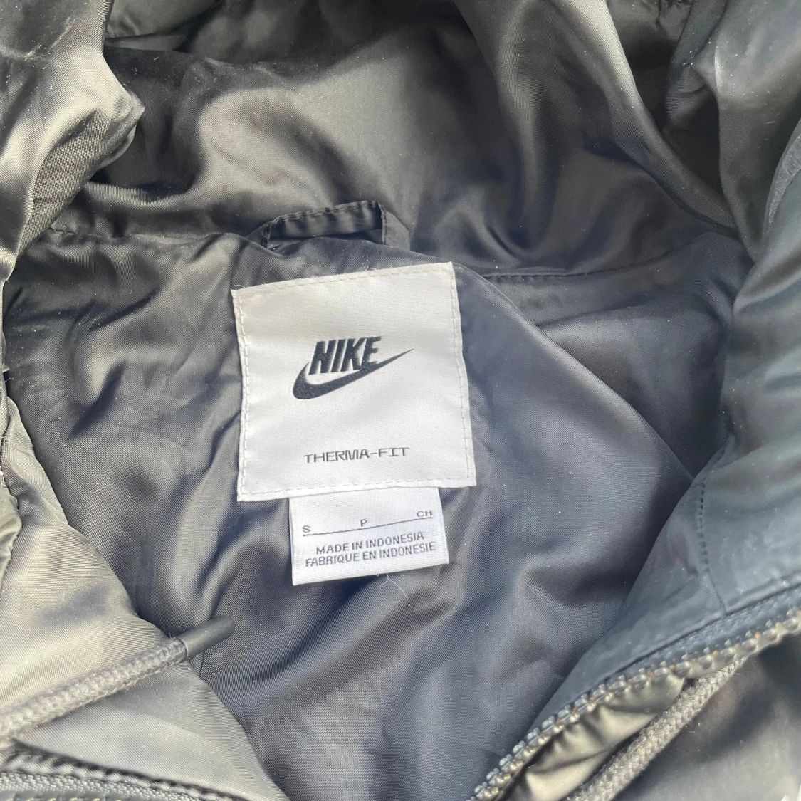 Svart pufferjacka från Nike Therma-Fit - 3