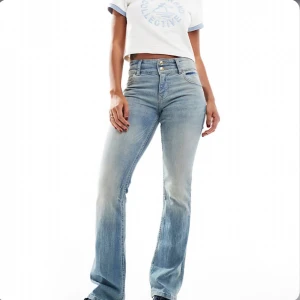 Ljusblå bootcut jeans bershka - Ljusblå bootcut jeans med låg midja från Bershka. Använt några få gånger