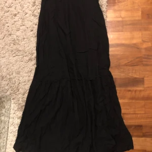 Svart lång kjol  - Säljer en svart långkjol från Esmée i storlek 36. Kjolen har en volangdetalj nedtill och är tillverkad i ett mjukt, lätt material som ger en skön känsla. Den har en enkel, flowy siluett och passar perfekt för dig som gillar stilrena plagg med lite extra rörelse. Kjolen går ner till fötterna på mig som är 163 🫶🏻💗💗