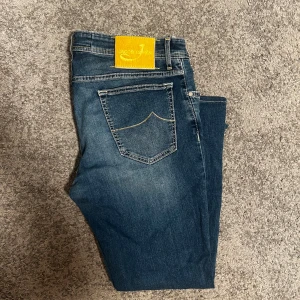 Jacob Cohen jeans  - Tja, säljer nu mina skit feta jeans från Jacob Cohen. Inga defekter alls, nyskick. Storlek 36 på etiketten passar (W33/34) (L30)). Nypris 6000kr. Hör gärna av dig vid funderingar 😊