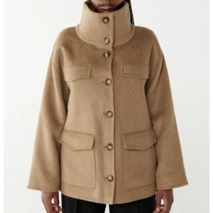 Beige ulljacka Twist & Tango S - Snygg beige jacka från Twist & Tango i ”Edna” i ullmix med hög krage och stora knappar framtill. Enda defekten är att lappen i nacken är av i ena hörnet men fixas lätt❣️