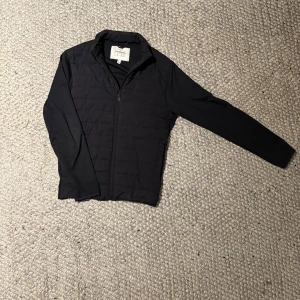 Threadbare Luxe cardigan - Svart quiltad jacka från Threadbare Luxe i storlek M. Jackan har dragkedja framtill, långärmade släta ärmar och lätt vadderad framsida. Snygg och stilren modell som passar perfekt till jeans och sneakers.