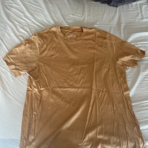 Eton T-shirt  - Hej, säljer denna Eton T-shirt då jag aldrig använt den och den bara legat i min garderob. Som ni ser på tredje bilden är den ganska dyr därför jag säljer den för detta pris