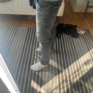 Jack And Jones Jeans - Ett par Jack and Jones Jeans i riktig bra skick, har även samma modell och storlek i grå färg. Passform är mer straight,slim modell. På bilden är jag 185 