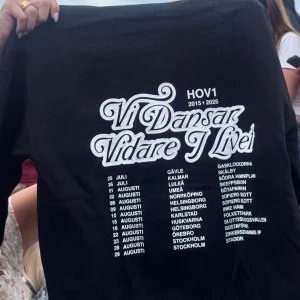  Hov1 merch - SÖKER en hov1 hoodie/t-shirt från 2025 i strl S, men M går oxå bra. Söker då jag mådde väldigt dåligt under och efter konserten så fick aldrig chansen att köpa och vill så hemskt gärna ha en❤️
