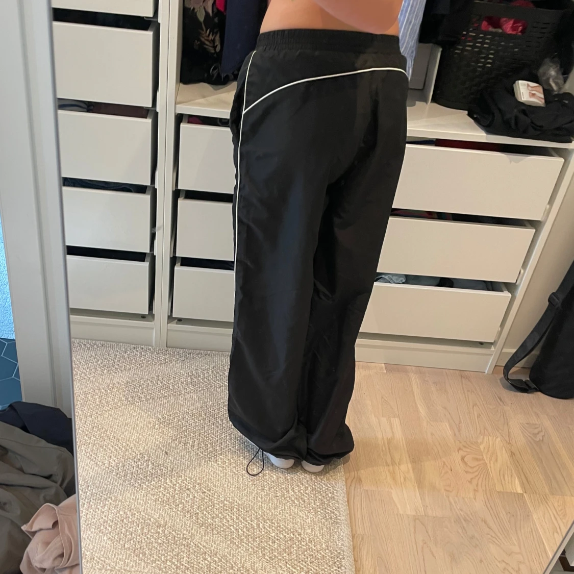 Svarta mjukisbyxor i glansigt material med vita detaljer - 2