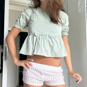 Ljusgrön blus med volang - Supersöt grön peplum topp från hm ❤️❤️