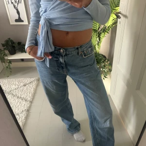 Blå loose fit jeans från Gina tricot - Säljer ett par klassiska blå jeans från Gina tricot i storlek 36. Jeansen har loose fit, raka ben och låg midja!
