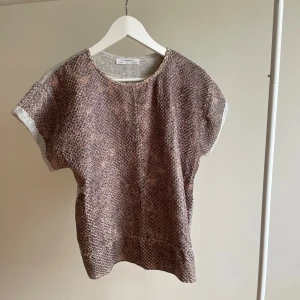 Cool t-shirt - Cool t-shirt i krokodilskinns liknande material. Storlek M, men passar även mig som har S. Från Zara. #crocodile #croco #trend #trendy #style #stockholm #scandi #scandistyle #edgy 