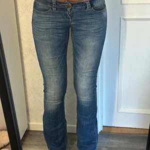 Lågmidjade utsvängda jeans  - Jätte lowaist snygga jeans!!  Innerben: 78 cm, midja rakt över: 37 cm Kom privat för fler mått eller frågor🥰