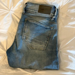 G-star Raw jeans - Tajta jeans med låg midja från G-star Raw. Sjukt snygga med ett par höga boots till. Dessa är i en ljussre tvätt som passar super till allt. Modellen heter Lynn och storleken är 26 i midjan och 30 i längden. Kom privat för funderingar eller fler bilder🙏😁💕
