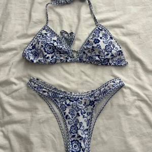 Blåvit blommig bikini från shein - Superfin bikini med blått blommönster. Klassisk trekantsmodell upptill med knyt i nacken och ryggen, samt högt skurna bikinitrosor. Överdelen är strl S och underdelen är strl XS!💕