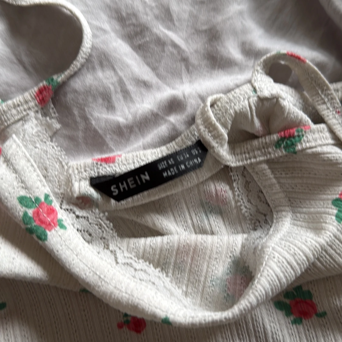 Blommig ribbad linnetopp från SHEIN - 1