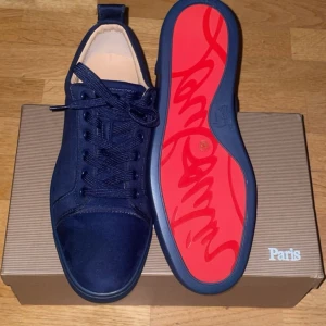 Mörkblå sneakers från Christian Louboutin - Helt nya Loubs Skirv privat för mer frågor, bilder infomartion O.s.v
