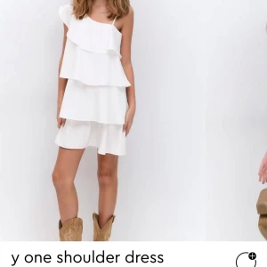 Vit oneshoulder klänning från Gina Tricot - Super fin vit klänning från Gina Young i storlek 170. Endast använd en gång och i nytt skick!