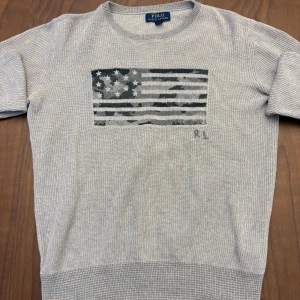 Ljusgrå stickad tröja Polo Ralph Lauren - Skitsnygg ljusgrå stickad tröja från Polo Ralph Lauren. Tröjan är i riktigt bra skick och passar till alla slags tillfällen. Storleken är lite lite , passar mig ganska bra och bär S. Rekommenderas till XS-S. Är det något så hojta till! Pris går alltid att diskutera.