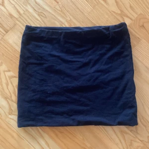 Svart kortkjol från H&M Basic - En enkel svart kortkjol från H&M Basic. Kjolen har en rak och tight passform som sitter snyggt på kroppen. Perfekt att matcha med en oversized hoodie eller en cool t-shirt. Stilren och lätt att bära till sneakers eller boots.