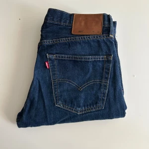 Levi's 501 Jeans - Säljer ett par klassiska Levi's 501 jeans i mörkblå denim. De är i mycket bra skick och har den ikoniska raka passformen. Storlek 30/32. Skriv vid funderingar :)
