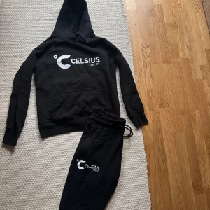 Svart hoodie från Celsius med tryck - Svart hoodie från Celsius med vit logga storlek M på tröja och Byxa L men passar M med 
