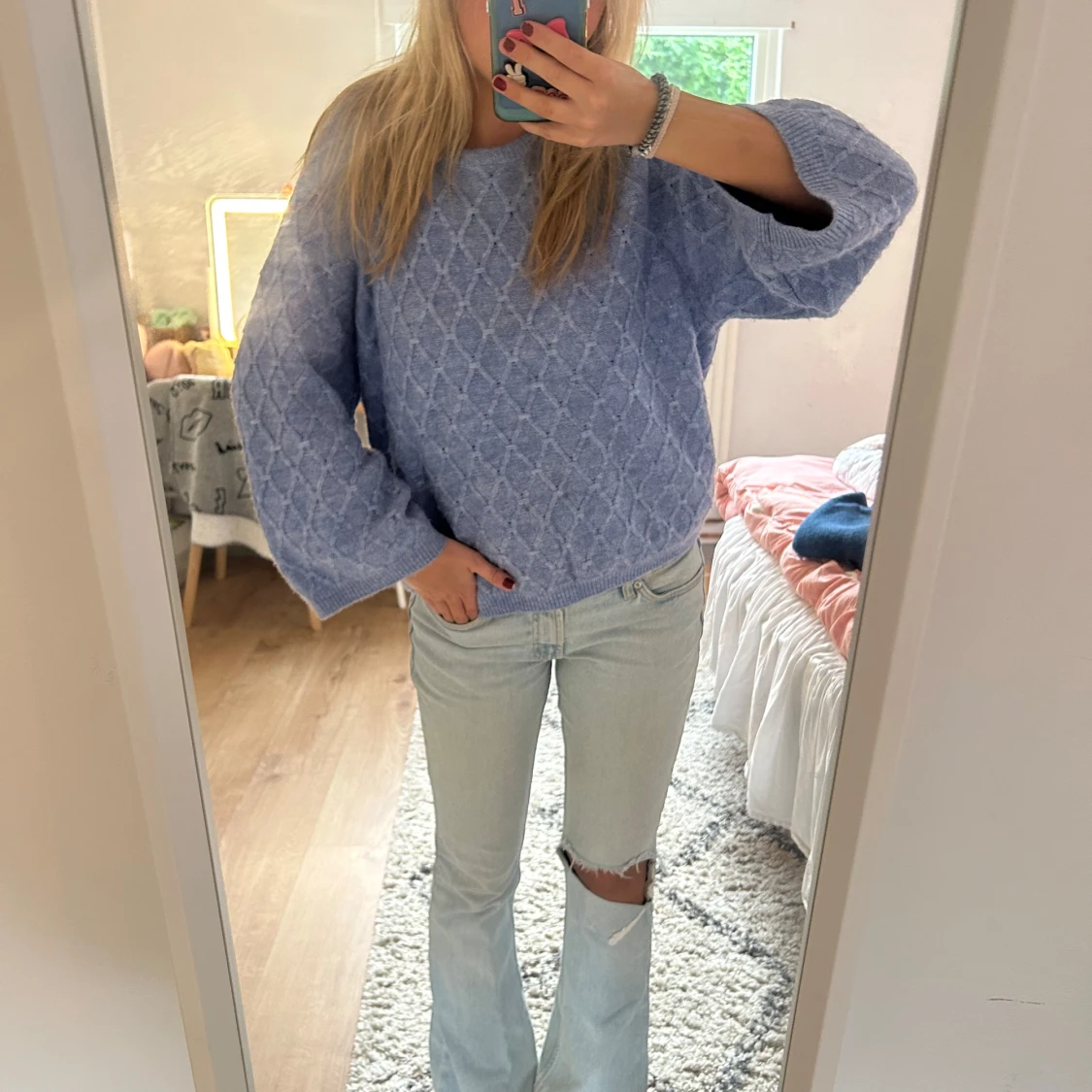 stickad tröja med vid ärm